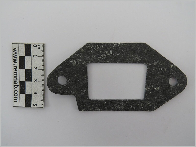 Прокладка боковая водяного насоса Д-442, Д-440 (ТТ-4 и др.) паронит 0,8